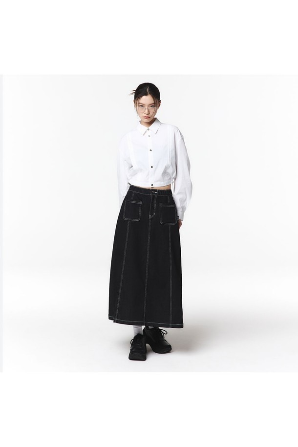 여성용 화이트 컬러의 사이드 스트링 긴팔 셔츠입니다. 면, 나일론, 폴리에스터 혼방 소재로 제작되었으며, 가슴 절개 라인과 허리 곡선 절개가 돋보입니다. 허리 스트링 스토퍼와 리벳 금속 장식이 포인트인 크롭 기장의 세미오버핏 셔츠로, 사계절 캐주얼하고 베이직한 스타일을 연출할 수 있습니다.
