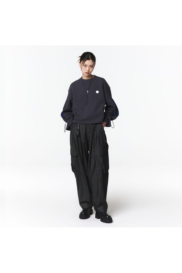 여성용 차콜 그레이 색상의 소매 배색 MTM입니다. 봄, 가을 캐주얼 스타일로 연출하기 좋으며, 폴리에스터, 면, 폴리우레탄 혼방 소재로 제작되어 두께감이 있습니다. 벌룬 소매 디자인과 탈착 가능한 앞면 원형 금속 장식, 로고 자수, 뒷면 프린트가 특징입니다.
