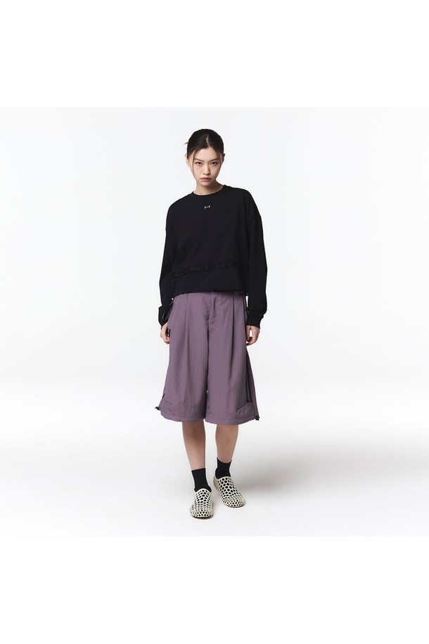 여성용 블랙 컬러의 우븐 배색 MTM입니다. 크롭 기장의 레귤러핏으로, 면, 폴리에스테르, 나일론, 폴리우레탄 혼방 소재가 사용되었으며, 방풍 기능이 있습니다. 로고 프린트 테이프 디테일과 백로고 프린트, 하단 스트링, 리벳 디테일이 특징이며, 스포티하면서도 캐주얼한 무드를 연출합니다.
