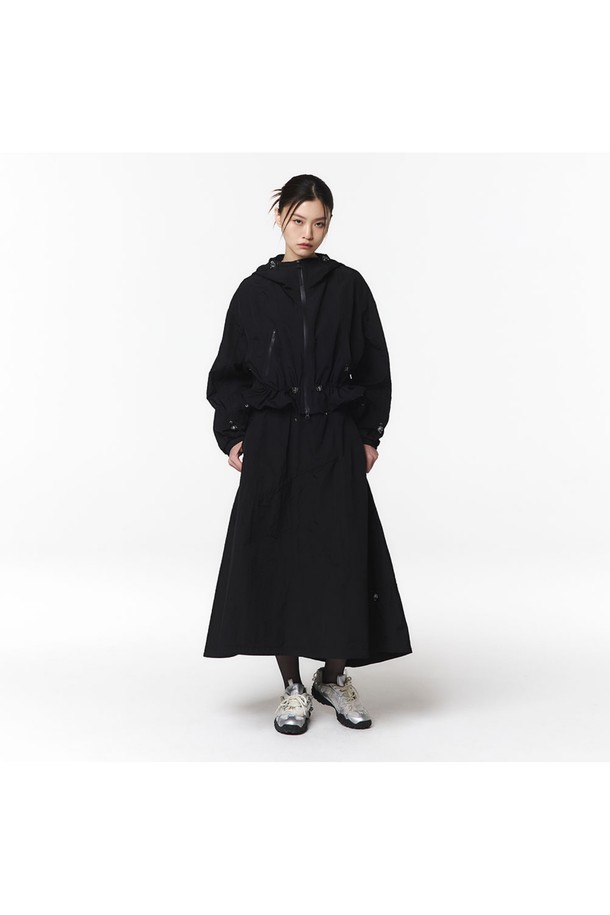 여성용 블랙 색상의 후디 셋업 긴팔 점퍼로, 스포티하고 캐주얼한 스타일을 연출합니다. 크롭 기장의 오버핏으로 제작되었으며, 나일론과 폴리에스테르 혼방 소재를 사용하여 부드러운 촉감을 자랑합니다. 후드, 더블 포켓, 백박스 포켓 등 오프로드 무드 디테일과 소매단/밑단 스토퍼 조절 기능이 특징이며, 봄, 가을 일상 및 아웃도어 활동에 적합합니다.
