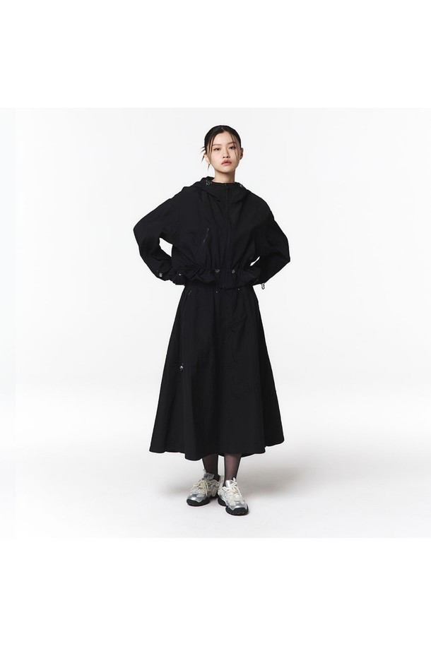 고밀도 나일론 원사로 제작되어 은은한 광택이 흐르는 여성 후디 점퍼 셋업 스커트입니다. 스포티하면서도 캐주얼한 무드를 연출하며, 뻣뻣한 촉감과 두꺼운 두께감으로 안정적인 핏을 선사합니다. A라인 스커트와 셋업으로 구성되었으며, 비대칭 스트링, 2중 포켓, 허리 전체 밴드 디테일이 특징입니다.
