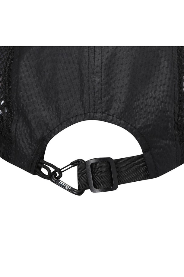 유니 메쉬 캡 (블랙)_5LG7411은 시어서커 원단의 은은한 광택이 돋보이는 유니섹스 메쉬캡입니다. 통기성이 뛰어난 사이드 메쉬 소재와 5패널 구조로 제작되어 쾌적한 착용감을 선사합니다. 모자 깊이 8.5cm, 챙 넓이 8cm로, 일상 및 캐주얼 스타일에 활용하기 좋습니다. 여행룩, 휴가룩과 같은 TPO에 어울리며, 미니멀하고 리조트한 스타일을 연출할 수 있습니다. 블랙 컬러로 어떤 옷에도 잘 어울려 데일리 아이템으로 손색없습니다.
