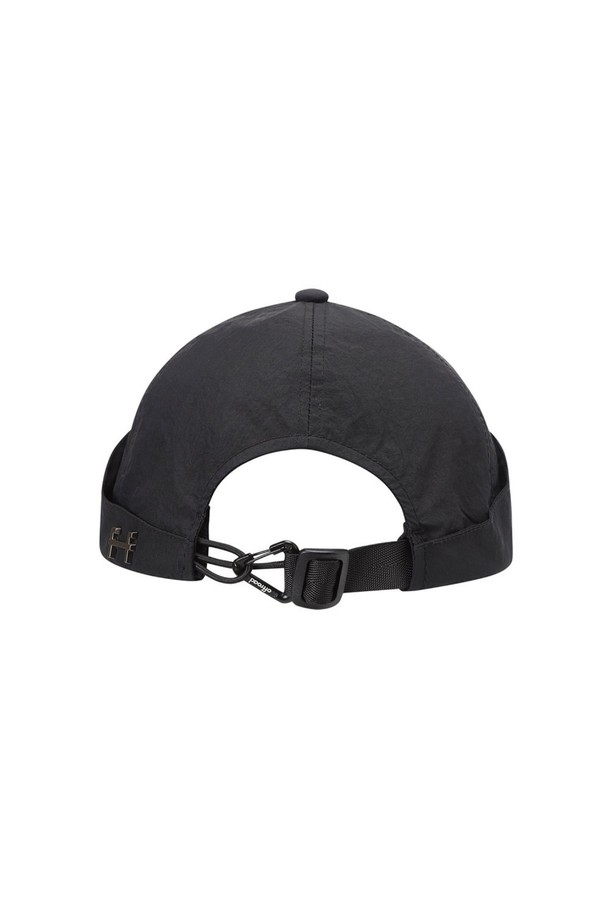 유니 카라비너 볼캡 (블랙)_5LG7415는 등산, 아웃도어, 일상에서 폭넓게 활용 가능한 유니섹스 볼캡입니다. 뛰어난 내구성을 자랑하는 나일론 소재로 제작되었으며, 봄, 여름, 가을 계절에 착용하기 좋습니다. 챙 넓이 15.5cm로 햇빛을 효과적으로 가려주며, 앞면 리플렉티브 로고 프린트와 트라이앵글 카라비너 디테일, 메탈 리벳 로고가 디자인의 포인트를 더합니다. 사이즈 조절 기능과 재귀반사 기능을 갖춰, 고프코어, 캐주얼, 스포티 스타일을 즐기는 고객에게 적합합니다. 듀얼 스트랩과 보강 원단 패치로 내구성을 높였습니다.
