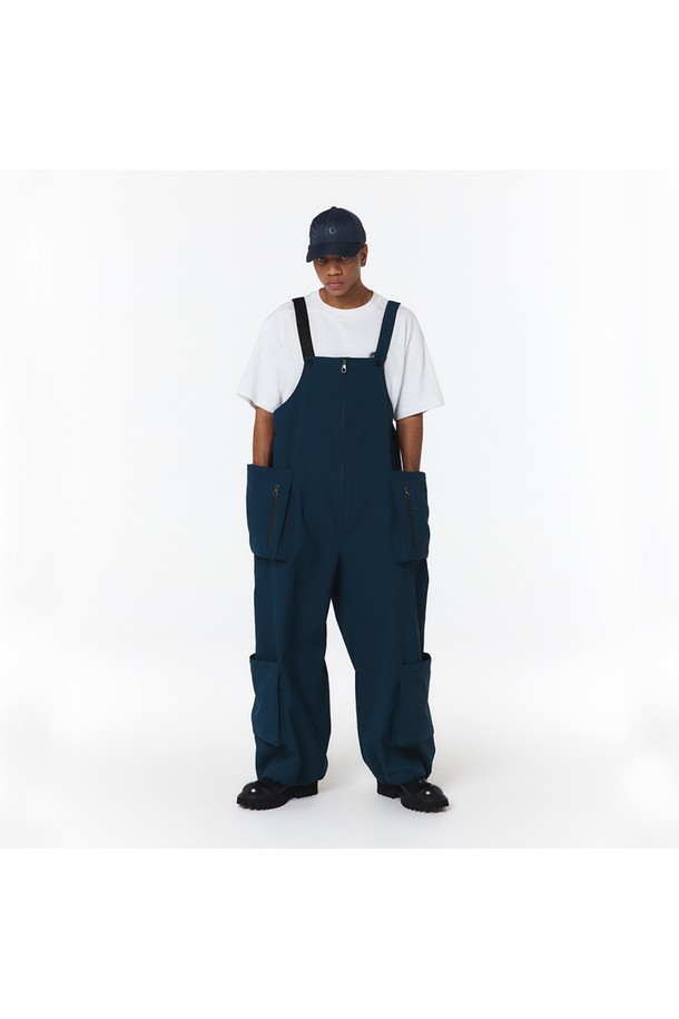 유니 포켓 오버롤 (터콰이즈)_5LG2921은 봄, 여름, 가을에 캐주얼하고 스포티한 무드를 연출하기 좋은 유니섹스 오버롤입니다. 터콰이즈 컬러의 트윌 패턴 폴리에스테르 소재로 제작되었으며, 얇고 부드러운 촉감이 특징입니다. 루즈핏 디자인에 다수의 수납 포켓, 앞면 2-WAY 지퍼, 조절 가능한 어깨끈, 밑단 스트링 등으로 다양한 기능성을 제공하며, 밴딩과 후드 디자인으로 편안함을 더했습니다.
