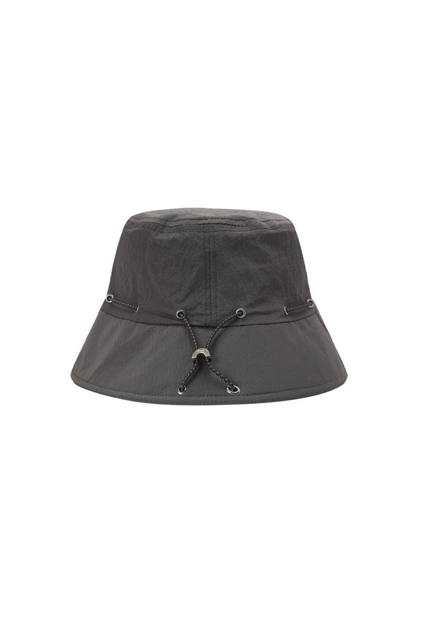 유니 립 스트링 버킷햇 (딥 차콜)_5LG7423은 립 패턴이 돋보이는 딥 차콜 색상의 유니섹스 버킷햇입니다. 나일론 소재로 제작되었으며, 7.5cm 챙넓이와 일반 깊이로 등산, 아웃도어, 일상생활에서 활용하기 좋습니다. 전면의 톤온톤 F 자수와 리플렉티브 립 원단, 스트링 스토퍼로 사이즈 조절 기능까지 더해진 봄, 여름, 가을 시즌에 적합한 제품입니다.
