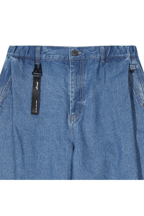 유니 벌룬핏 데님팬츠 (블루)는 캐주얼한 스타일의 유니섹스 데님 팬츠입니다. 면 소재의 긴 기장 바지로, 봄, 가을에 착용하기 좋으며, 와이드 벌룬핏과 루즈핏으로 편안한 착용감을 선사합니다. 프론트 웨이스트 턱 디테일, 무릎 다트 디테일, 풀 웨이스트밴드로 디자인의 완성도를 높였습니다.
