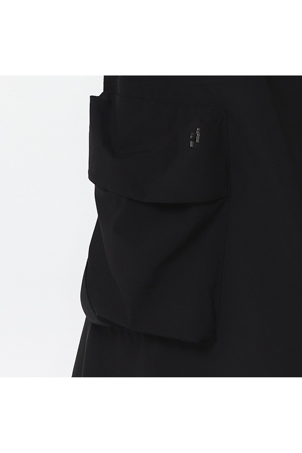 여성 3L 방수 셋업 스커트 (블랙)는 아웃도어 활동에 적합한 맥시 스커트입니다. 방수 기능이 있는 3레이어 소재로 제작되어 변덕스러운 날씨에도 쾌적함을 유지해 줍니다. 넉넉한 A라인 핏과 플레어 치마 타입으로 편안한 착용감을 제공하며, 허리 밴드로 활동성을 높였습니다. 셋업이 가능하며, 아웃포켓, 방수 지퍼, 2WAY 지퍼, 금속 혼합 버클 등의 디테일로 실용성을 더했습니다. 여행룩, 휴가룩, 캠핑룩 등 미니멀, 캐주얼, 고프코어 스타일을 연출하기 좋습니다.
