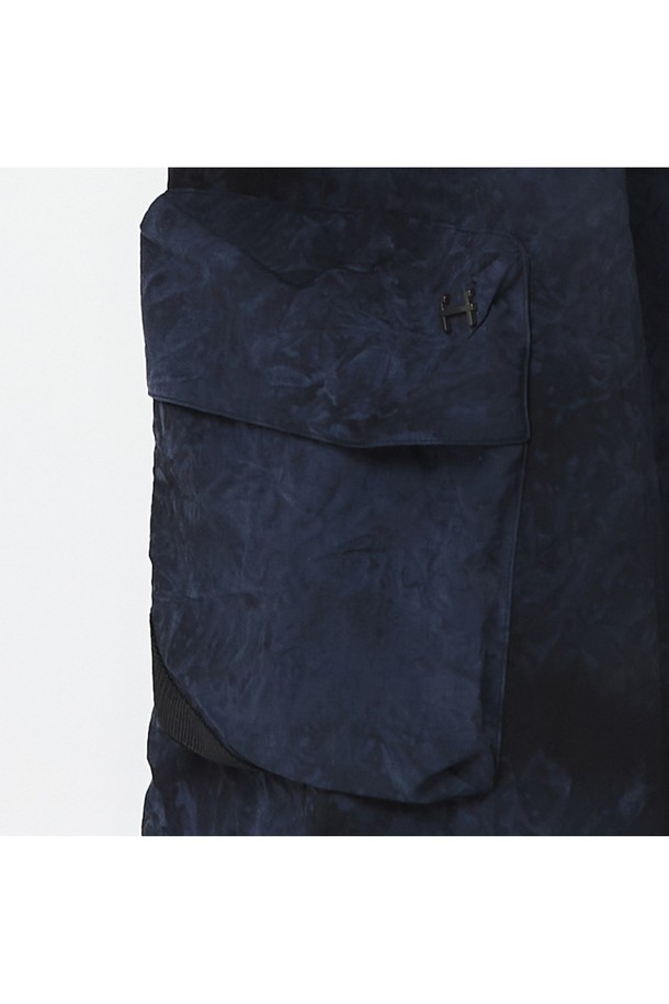 여성용 물나염 셋업 스커트(다크 네이비)_5LB1822는 부드러운 나일론 소재의 A라인 맥시스커트입니다. 스포티하고 캐주얼한 무드를 연출하며, 물나염/타이다이 패턴이 돋보입니다. 방수 기능과 방수 지퍼 포켓, 2-WAY 지퍼, 메탈 버클 디테일이 있으며, 점퍼 5LG1322와 셋업하여 착용 가능합니다.
