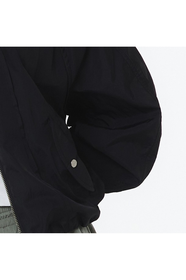 여성용 블랙 색상의 긴팔 스탠드 칼라 셋업 점퍼는 미니멀하고 캐주얼한 무드를 연출하며, 크롭 기장의 루즈핏으로 제작되었습니다. 얇은 나일론 소재로 봄에 적합하며, 하이넥 디자인과 팬츠와 세트 구성이 가능한 특징을 가지고 있습니다. 일상에서 편안하게 착용하기 좋은 윈드브레이커 스타일의 집업 점퍼입니다.
