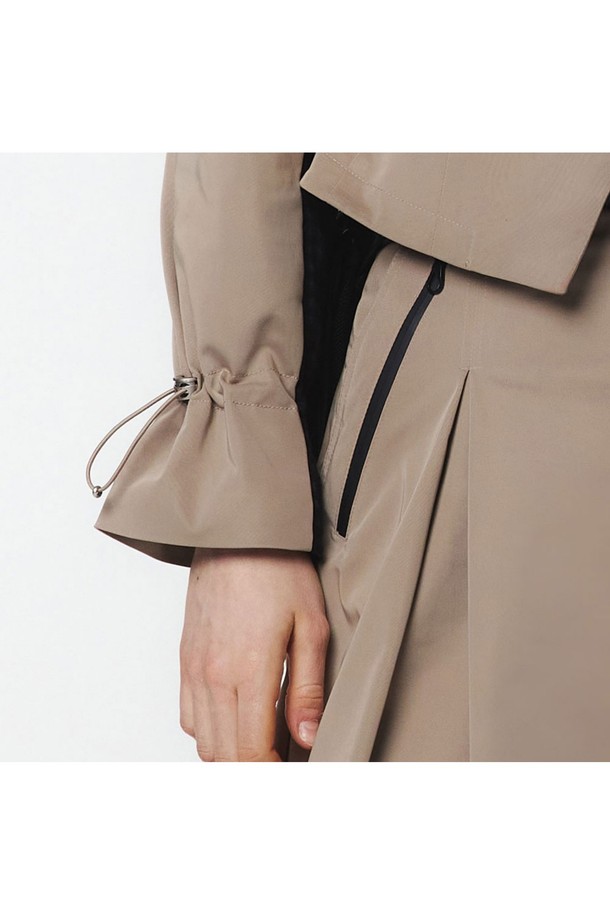 여성용 베이지 색상 테일러드 자켓으로, 봄, 가을에 어울리는 얇은 두께의 폴리에스테르 소재로 제작되었습니다. 크롭 기장의 테일러드 핏으로 클래식하고 미니멀한 무드를 연출하며, 소매 안쪽 다이아몬드 메쉬 구조와 소매 끝단 스트링 스토퍼 디테일이 돋보입니다. 베스트, 스커트와 함께 3피스 세트로도 연출 가능한 활용도 높은 아이템입니다.
