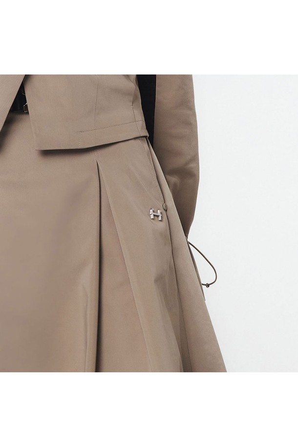 여성용 테일러드 셋업 스커트 (베이지)_5LB1831은 폴리에스터 소재의 A라인 플리츠 스커트입니다. 앞면 맞주름 2개, 뒷면 맞주름 4개, 허리 밴드 커브드 성형, 2중 포켓(방수지퍼), FF 심볼 금속장식, 밑단 스트링 스토퍼, 뒷면 하단 하든 입술포켓, 허리벨트 웨빙테이프 금속 버클 디테일이 돋보입니다. 클래식하고 미니멀한 무드를 연출하며 봄, 가을 일상복으로 적합한 베이지 색상의 레귤러핏 스커트입니다.
