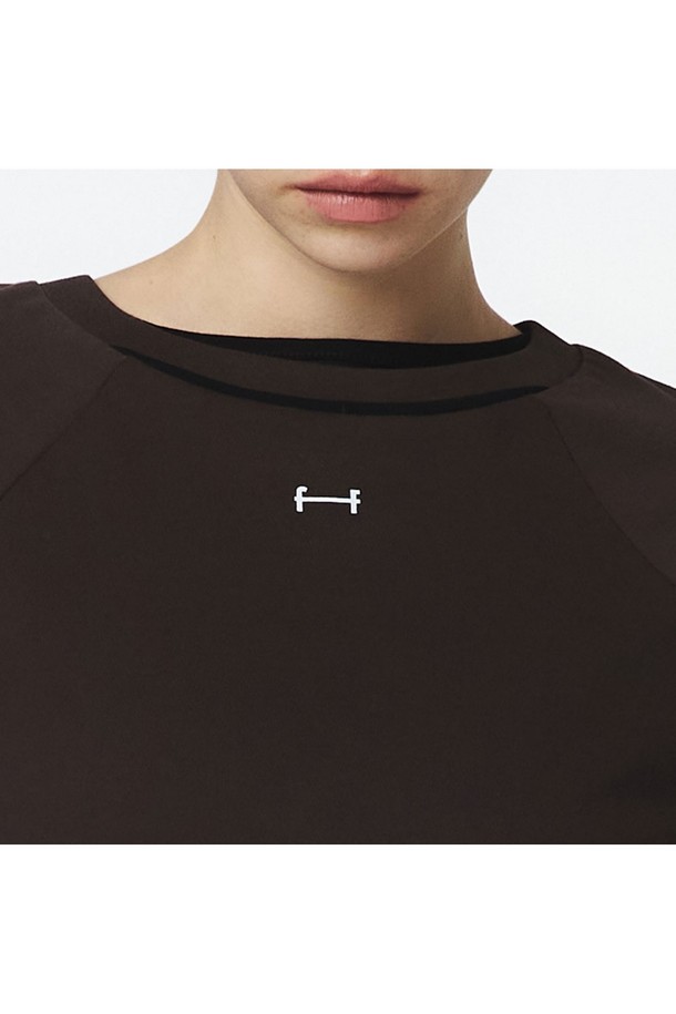 여성 우븐 배색 엠티엠 (다크브라운)은 봄, 가을 시즌에 적합한 여성 티셔츠입니다. 스포티한 스타일의 레귤러핏 긴소매 크롭 기장 티셔츠로, 다크브라운 컬러에 로고 패턴이 돋보입니다. 면, 폴리에스터, 나일론, 폴리우레탄 혼방 소재로 제작되어 방풍 기능을 갖췄습니다. 하단 우븐 믹스 및 스트링 조절, 로고 프린트 테이프, 뒷면 로고 프린트, 리벳 디테일이 특징입니다. 일상복으로 활용하기 좋은 캐주얼 스타일의 티셔츠입니다.

