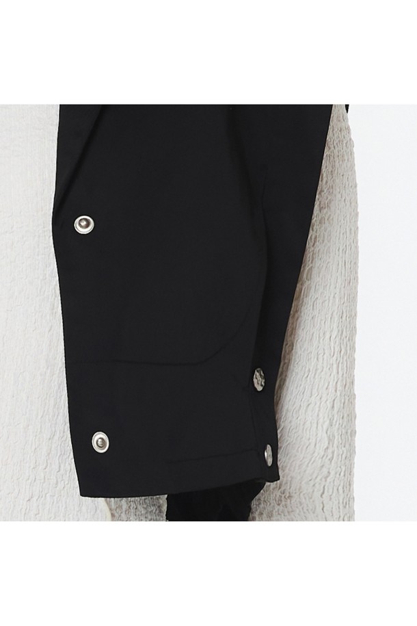 여성 테일러드 VEST (블랙)_5LB1431 상품은 모던하고 미니멀한 무드를 연출하는 블랙 색상의 크롭 기장 베스트입니다. 사계절 착용 가능한 폴리에스테르 소재로 제작되었으며, 부드러운 촉감과 릴랙스핏으로 편안한 착용감을 선사합니다. 백 플리츠, 탈부착 허리 연결, 세미 광택 스토퍼, 백 칼라 메탈 로고 장식 등 디테일이 돋보이며, 3피스 세트업이 가능합니다.
