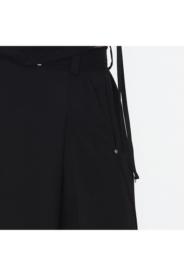 여성 테일러드 셋업 스커트(블랙)_5LB1831은 모던하고 미니멀한 무드를 선사하며, 사계절 내내 일상에서 활용하기 좋습니다. 블랙 색상의 A라인 플리츠 스커트로, 앞면에 2개, 뒷면에 4개의 플리츠 디테일과 곡선 형태의 허리 밴드가 돋보입니다. 폴리에스테르 소재로 제작되었으며, 방수 기능과 FF 심볼 메탈 장식, 허리 벨트 웨빙 테이프 및 메탈 버클, 뒷면 히든 웰트 포켓 등의 특징을 갖추었습니다.
