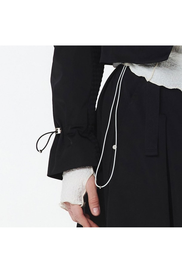 모던하고 클래식한 무드의 여성 테일러드 자켓(블랙)_5LB1231은 봄, 가을 시즌에 어울리는 아우터입니다. 폴리에스터 소재의 테일러드 크롭 핏 디자인으로, 소매 안쪽 다이아몬드 조직 메쉬와 소매 끝단 스트링 스토퍼 디테일이 돋보이며, 뒷면 에리 로고 금속 장식으로 포인트를 더했습니다. 3피스 셋업이 가능하며, 일상과 아웃도어 활동 모두에 적합한 활용도 높은 아이템입니다.
