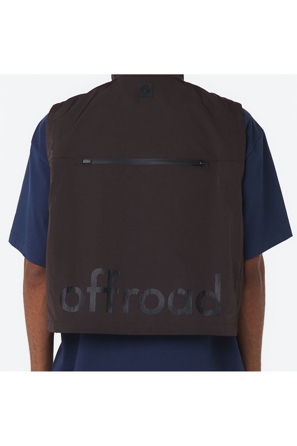 유니 스탠드 칼라 셋업 베스트 (다크브라운)_5LG1413은 은은한 광택이 돋보이는 나일론, 폴리에스테르 혼방 소재의 유니섹스 베스트입니다. 다크 브라운 색상의 스탠드 칼라 디자인에 전면 집업 여밈, 4개의 포켓 디테일(가슴 플랩 포켓, 콘트라스트 컬러 포켓, 사이드 포켓)이 특징이며, 크롭 기장의 레귤러 핏으로 봄, 가을철 일상복에 캐주얼하게 착용하기 좋습니다. 세트업 연출이 가능합니다.
