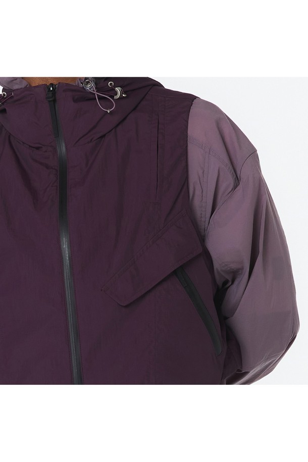 유니 후디베스트는 다크 퍼플 색상의 유니섹스 베스트로, 사계절 활용 가능하며 아웃도어 및 일상에서 스포티하고 캐주얼한 스타일을 연출할 수 있습니다. 나일론과 폴리에스테르 혼방 소재로 제작되었으며, 방수, 방풍, 통기성 기능이 뛰어나 활동성을 높여줍니다. 크롭 기장의 오버핏 디자인에 2-WAY 매트 방수 지퍼와 사이드 매트 방수 지퍼, 후드, 메쉬 안감 등의 디테일이 돋보입니다.
