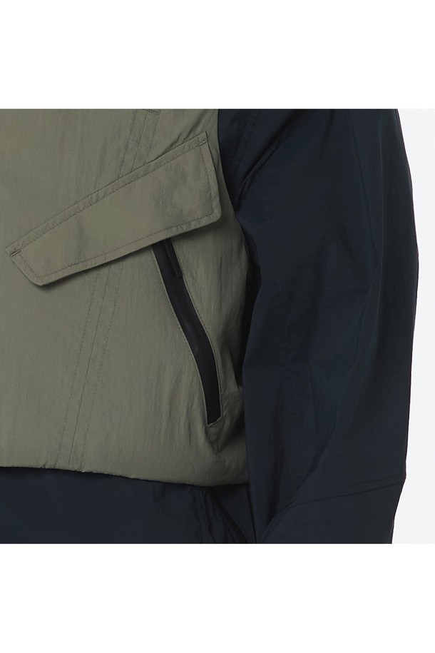 유니 후디베스트 (애쉬 올리브)_5LG1411은 스포티하고 캐주얼한 무드의 유니섹스 베스트입니다. 애쉬 올리브 컬러에 로고 패턴이 돋보이며, 크롭 기장의 오버핏으로 스타일리시하게 연출할 수 있습니다. 방풍, 발수, 통기 기능과 메쉬 안감, 2WAY 무광 방수 지퍼, 벤틸레이션 등의 디테일로 아웃도어 활동은 물론 일상에서도 편안하게 착용 가능합니다.
