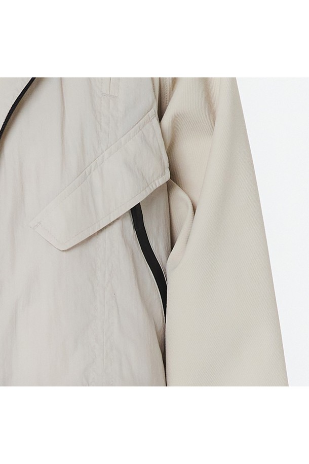 유니 후디베스트 (오트밀)_5LG1411은 사계절 활용 가능한 유니섹스 베스트입니다. 오트밀 색상의 무지 패턴으로, 나일론과 폴리에스테르 혼방 소재를 사용하여 방수, 방풍, 통기성이 뛰어납니다. 2-WAY 매트 방수 지퍼, 사이드 매트 방수 지퍼, 메탈 FF 장식, 앞면 상단 통기성, 후면 자수 로고, 메쉬 안감 등의 디테일과 후드, 오버핏, 크롭 기장이 특징입니다.
