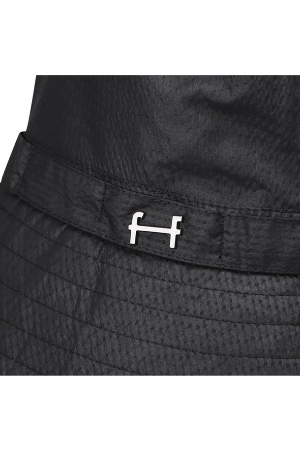 유니 써커 버킷햇 (블랙)_5LG7421은 은은한 광택감의 폴리에스터 소재로 제작되었으며, 시어서커 패턴이 돋보이는 블랙 컬러의 유니섹스 버킷햇입니다. 챙넓이 7cm, 모자깊이 9.5cm로 일상 및 캐주얼 용도로 적합하며, 봄, 여름 시즌에 착용하기 좋습니다. 금속 로고 리벳과 스트링 스토퍼 디자인 장식, 사이즈 조절 기능이 있으며 오프로드 무드의 독특한 외관을 자랑합니다.
