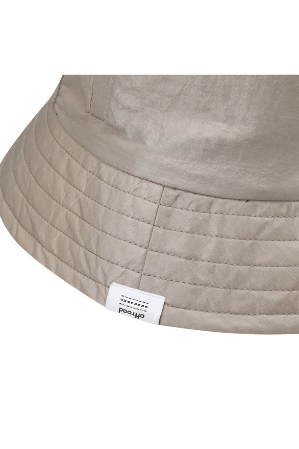 유니 GLAZED 포켓 버킷햇은 은은한 광택감이 도는 코팅 원단과 다크 베이지 색상이 특징이며, 일상 및 아웃도어 활동에 적합합니다. 챙넓이 7.5cm의 이 버킷햇은 나일론 소재로 제작되었으며, 사이즈 조절 기능과 선글라스 홀더, 스트링 스토퍼 디테일이 있어 편리합니다. 또한, 포켓과 로고 자수가 디자인 포인트로 더해졌으며, 봄, 여름, 가을에 착용하기 좋은 유니섹스 프리사이즈(60cm) 아이템입니다.
