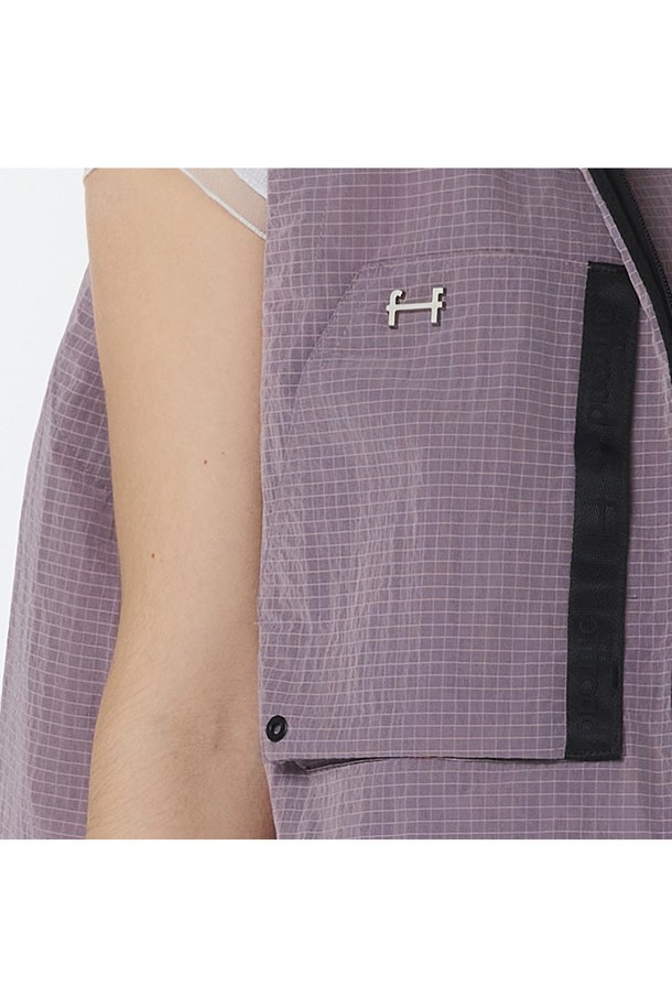 오프로드 시그니처 라인의 유니 후디 베스트는 인디 퍼플 색상의 립 원단으로 제작되었으며, 조직감이 돋보이는 디자인이 특징입니다. 나일론 소재로 만들어진 이 크롭 기장의 오버핏 베스트는 후드 네크라인과 민소매 디자인으로 스포티하면서도 캐주얼한 스타일을 연출합니다. 레이어드 스타일링이 가능한 유니섹스 아이템으로, 봄, 가을 일상복으로 적합합니다.
