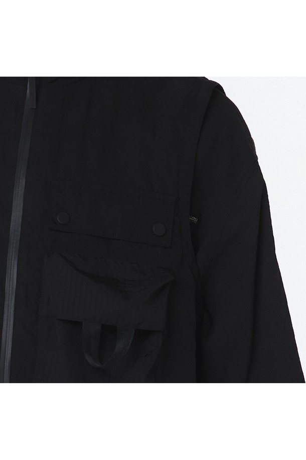 유니 스탠드 칼라 셋업 베스트는 모던하고 미니멀한 무드를 연출하는 블랙 색상의 유니섹스 제품입니다. 하이넥 디자인과 총 4개의 포켓(아웃포켓, 사이드 포켓, 왼쪽 가슴 플랩 포켓)이 특징이며, 나일론과 폴리에스테르 혼방 소재로 광택 있는 촉감을 제공합니다. 크롭 기장의 레귤러핏으로, 캐주얼한 일상복에 잘 어울립니다.
