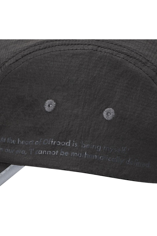 유니 리플렉트 5패널 캡 (딥 차콜)_5LG7413은 톤온톤 자수와 레터링 프린트, 3M 리플렉티브 테이프 장식이 돋보이는 딥 차콜 색상의 유니섹스 캡모자입니다. 나일론 소재로 제작되었으며, 5패널 구조와 더블 스트랩, 삼각 카라비너 사이즈 조절 기능이 특징입니다. 챙 넓이는 8cm이며, 등산 및 일상생활에서 사계절 착용하기 좋습니다.
