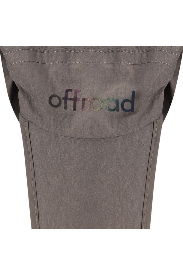 유니 패커블 캡 (그레이시 브라운) 5LG7414는 아웃도어 및 등산 활동에 적합한 유니섹스 캡모자입니다. 봄, 여름, 가을 계절에 착용하기 좋으며, 가볍고 접이식 디자인으로 휴대성을 높였습니다. 나일론 소재로 제작되었으며, 9.5cm의 모자 깊이와 8cm의 챙 너비를 가지고 있습니다. 리플렉티브 로고, 삼각 카라비너, 이중 스트랩 등의 디자인 장식이 특징이며, 2단 접이식 챙과 사이즈 조절 기능도 제공합니다. 등산룩, 캠핑룩, 가을 나들이룩 등 다양한 TPO에 고프코어, 캐주얼, 미니멀 스타일로 연출할 수 있습니다.
