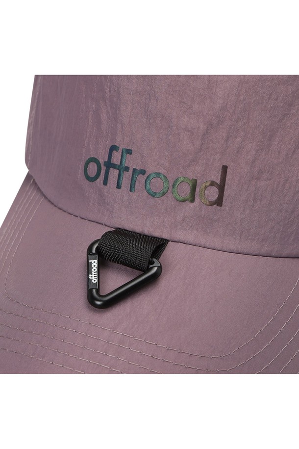 유니 카라비너 볼캡은 라이트 퍼플 색상의 나일론 소재 볼캡으로, 등산, 아웃도어, 일상생활에서 활용하기 좋습니다. 챙 넓이는 8cm이며, 모자 깊이는 일반적인 형태로 제작되었고, 삼각 카라비너 디테일과 메탈 리벳 로고, 리플렉티브 디자인이 특징입니다. 사이즈 조절 기능과 재귀반사 기능이 있으며, 더블 스트랩과 백 패브릭 보강으로 내구성을 높였습니다.
