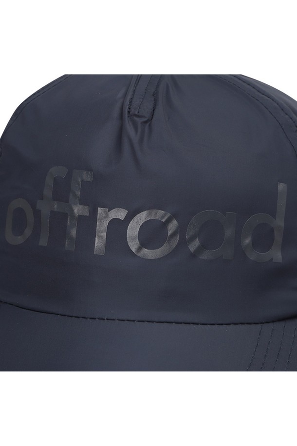 유니 빅로고 버클 캡 (다크 네이비)_5LG7416은 은은한 광택감이 돋보이는 다크 네이비 컬러의 캡모자입니다. 전면에는 톤온톤 빅 로고 프린트가 디자인되어 있으며, 가벼운 나일론 소재로 제작되어 일상 및 아웃도어 활동에 용이합니다. 이중 버클 디테일로 사이즈 조절이 가능하며, 사계절 착용 가능한 유니섹스 아이템입니다.
