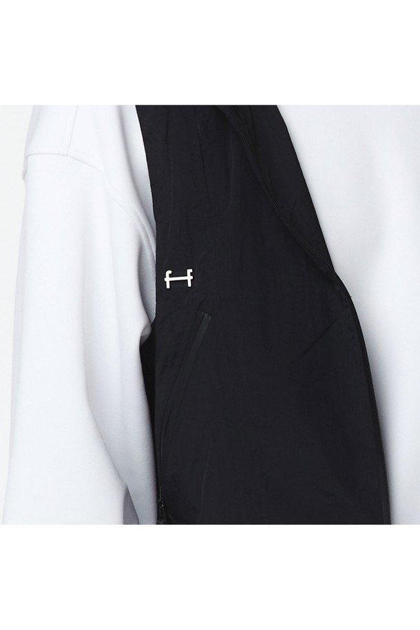 유니 후디베스트 (블랙)_5LG1411은 봄, 가을에 어울리는 유니섹스 아우터 베스트입니다. 블랙 색상의 무지 패턴으로, 크롭 기장의 오버핏 실루엣을 연출하며, 2-WAY 매트 방수 지퍼와 사이드 매트 방수 지퍼, 메탈 장식으로 포인트를 더했습니다. 나일론과 폴리에스테르 혼방 소재에 메쉬 안감, 앞면 상단 통기 기능 및 후면 자수 로고 디테일이 돋보이며, 방수 및 통기성이 우수하여 아웃도어 활동은 물론 일상복으로도 활용하기 좋습니다.
