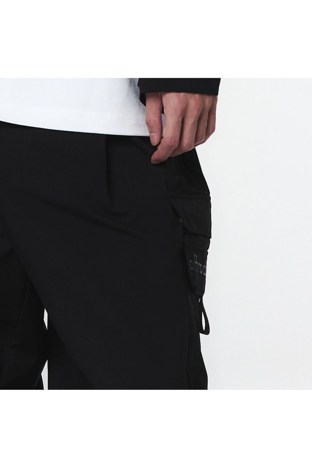 유니 3L 방수 셋업 팬츠 (블랙)_5LG1621은 사계절 활용 가능한 유니섹스 방수 팬츠입니다. 폴리에스터, 나일론 혼방의 3 레이어 소재로 제작되었으며, 방수 코팅과 아웃포켓 방수 지퍼 디테일로 아웃도어 활동에 적합합니다. 허리 밴드와 밑단 스트링으로 사이즈 조절이 용이하며, 무지 디자인의 와이드핏으로 편안하고 스포티한 스타일을 연출할 수 있습니다.
