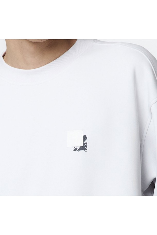 유니 로고 자수 MTM은 스모크 화이트 색상의 남녀공용 맨투맨 티셔츠로, 캐주얼하고 스포티한 스타일을 연출합니다. 폴리에스테르, 면, 폴리우레탄 혼방 소재로 제작되어 부드러운 촉감을 자랑하며, 루즈핏 디자인과 내추럴한 숄더 라인이 특징입니다. 로고 자수 디테일과 뒷면 삼각 카라비너, 테이프 디테일이 돋보이며, 봄, 가을철 일상복으로 적합합니다.
