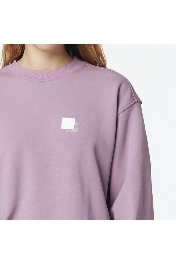 유니 로고 자수 MTM은 부드러운 촉감의 폴리에스테르, 면, 폴리우레탄 혼방 소재로 제작되었으며, 인디 퍼플 색상의 유니섹스 맨투맨입니다. 캐주얼하고 스포티한 무드를 연출하며, 로고 자수와 프린트 조합, 삼각 카라비너와 테이프 디테일이 특징입니다. 자연스러운 숄더 라인과 루즈핏으로 편안하게 착용 가능하며, 라운드넥 디자인으로 봄, 가을 일상복으로 적합합니다.
