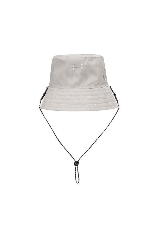 남녀공용으로 착용 가능한 유니 리버시블 버킷햇(베이지)_5LG7424는 봄, 여름철 일상 및 아웃도어 활동에 적합합니다. 나일론 소재로 제작되었으며, 양면 착용이 가능한 리버시블 디자인에 각 면마다 다른 로고 디자인이 특징입니다. 챙 넓이는 7.3cm이며, 선글라스나 안경을 거치할 수 있는 홀더가 있어 편리합니다.
