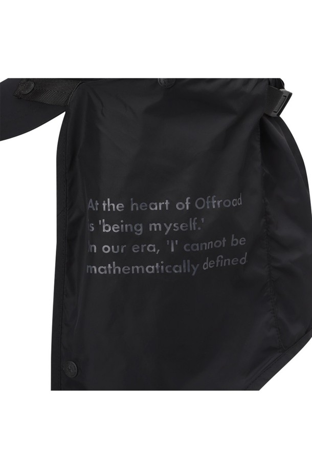 유니 사하라 캡 (블랙)은 아웃도어 활동과 등산에 적합한 여름용 모자입니다. 나일론 소재로 제작되어 은은한 광택감을 선사하며, 앞뒤로 얼굴 전체를 가릴 수 있는 설계로 햇빛으로부터 보호해 줍니다. 8cm 너비의 챙과 로고 프린트, 레터링 패턴이 특징이며, 탈부착 가능한 햇빛 가리개, 후면 선그립, 웨빙 조절 기능으로 편안한 착용감을 제공합니다. 얇은 두께로 제작되어 활동성이 뛰어나며, 고프코어, 캐주얼, 스포티 스타일을 연출하기 좋습니다.
