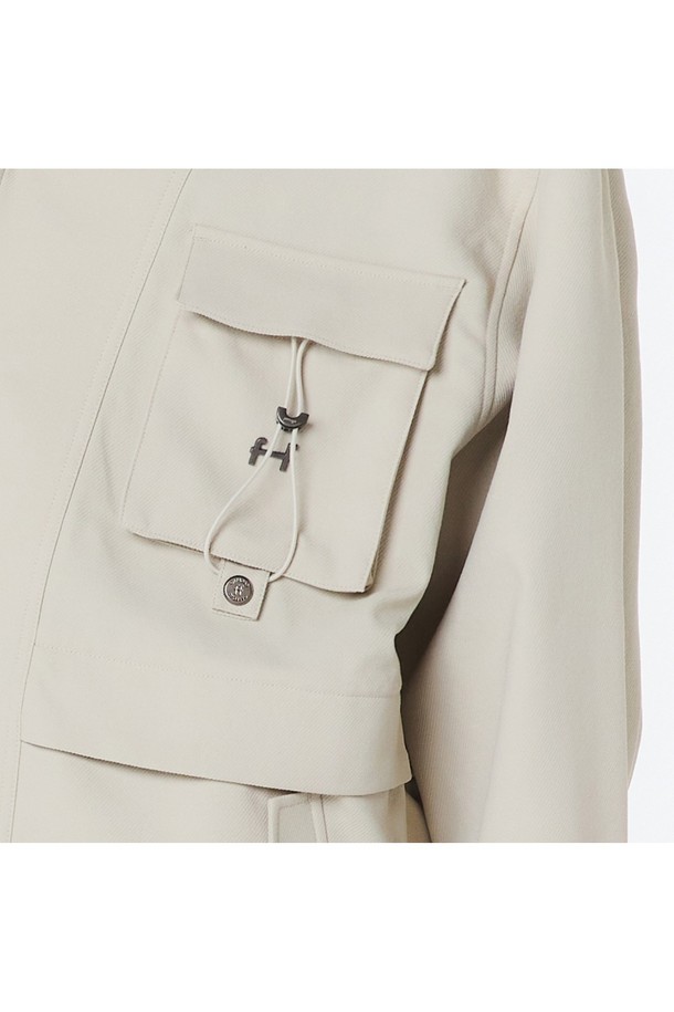 남성용 빅 포켓 셋업 자켓 (오트밀)_5LA1213은 봄, 가을에 어울리는 오트밀 색상의 아우터입니다. 폴리에스테르 소재로 제작되어 얇고 부드러운 촉감을 자랑하며, 넉넉한 오버핏과 가슴 플랩 포켓, 후면 입체 포켓, 소매 스트랩 스토퍼 디테일이 돋보입니다. 캐주얼 및 스트릿 스타일 연출에 용이하며, 무지 패턴과 긴 소매, 버튼 여밈 방식이 특징입니다.
