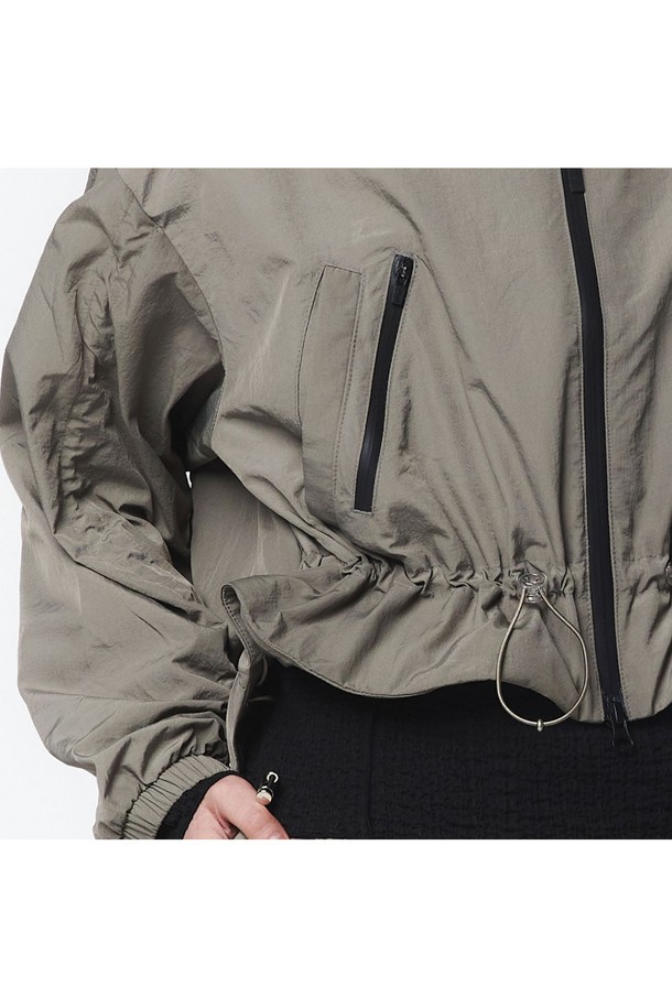 여성용 월그레이 색상의 후디 셋업 긴팔 점퍼로, 스포티하고 캐주얼한 무드를 연출합니다. 트월조직의 나일론, 폴리에스터 혼방 고밀도 소재로 제작되었으며, 은은한 광택감이 돋보이는 오버핏 크롭 기장 점퍼입니다. 후드형 디자인, 2중 포켓, 뒤 박스 포켓, 소매/밑단/허리 스트링 스토퍼 디테일과 전체 메쉬 안감으로 기능성을 더했으며, 봄, 가을 일상 및 아웃도어 활동에 적합합니다.
