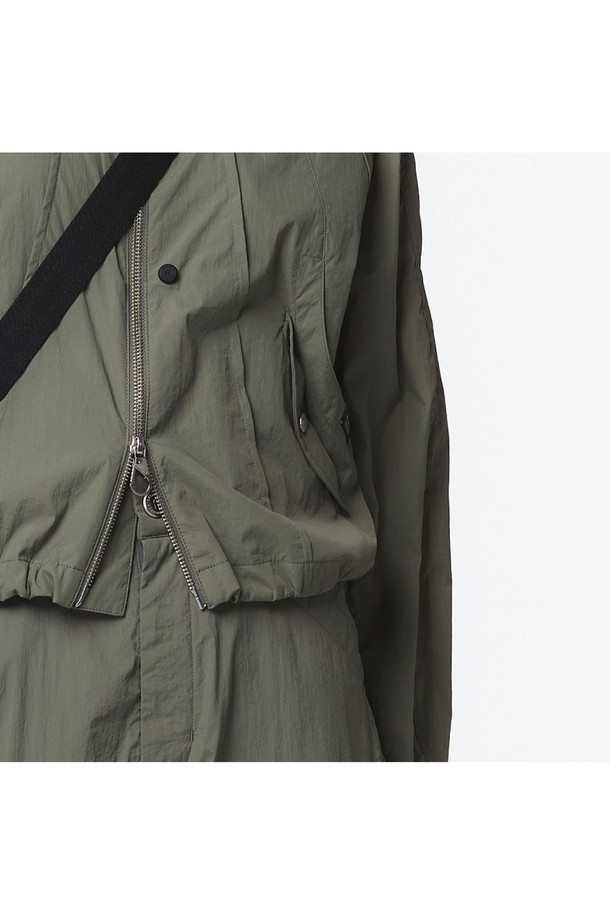 여성용 애쉬 올리브 색상의 긴팔 스탠드 칼라 셋업 점퍼로, 넉넉한 핏과 크롭 기장이 특징입니다. 얇은 나일론 소재로 제작되었으며, 하이넥 스타일과 벌룬 소매, 밑단 스트링으로 캐주얼한 무드를 연출할 수 있습니다. 지퍼와 스냅 여밈 방식이며, 바람막이 형태로 봄철 일상복으로 활용하기 좋습니다.
