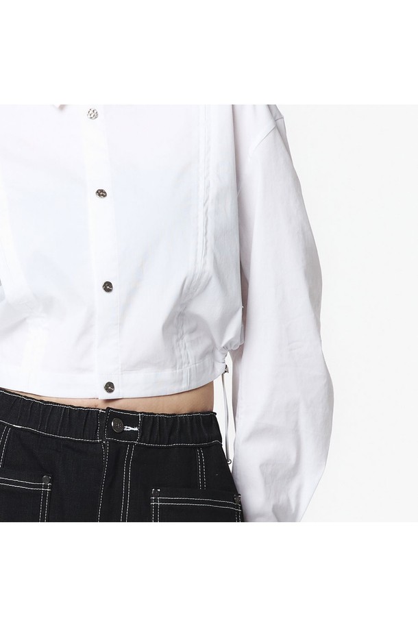 여성용 화이트 컬러의 사이드 스트링 긴팔 셔츠입니다. 면, 나일론, 폴리에스터 혼방 소재로 제작되었으며, 가슴 절개 라인과 허리 곡선 절개가 돋보입니다. 허리 스트링 스토퍼와 리벳 금속 장식이 포인트인 크롭 기장의 세미오버핏 셔츠로, 사계절 캐주얼하고 베이직한 스타일을 연출할 수 있습니다.
