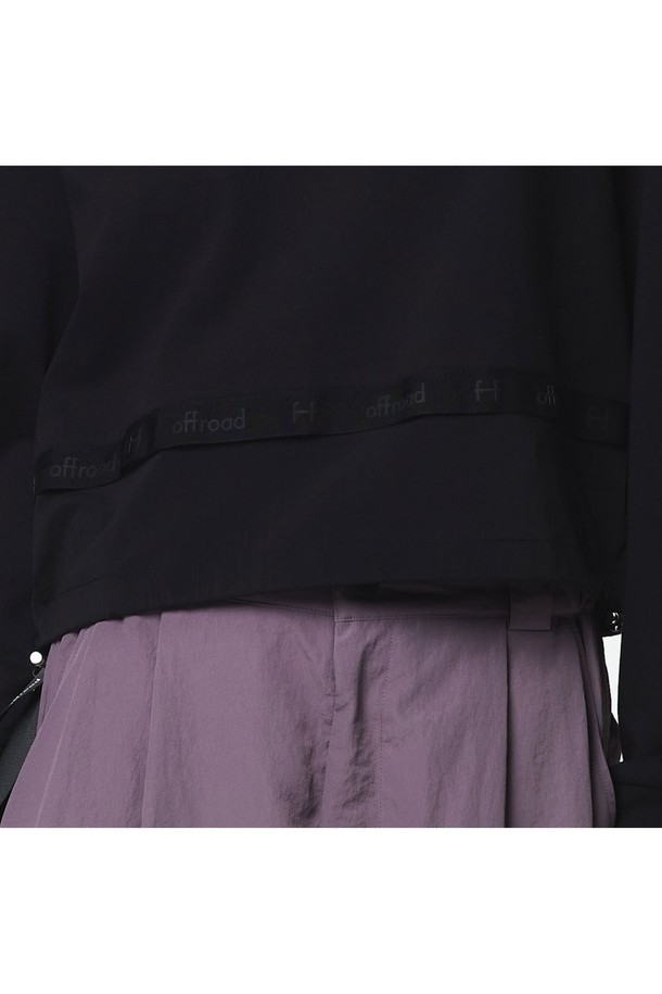 여성용 블랙 컬러의 우븐 배색 MTM입니다. 크롭 기장의 레귤러핏으로, 면, 폴리에스테르, 나일론, 폴리우레탄 혼방 소재가 사용되었으며, 방풍 기능이 있습니다. 로고 프린트 테이프 디테일과 백로고 프린트, 하단 스트링, 리벳 디테일이 특징이며, 스포티하면서도 캐주얼한 무드를 연출합니다.
