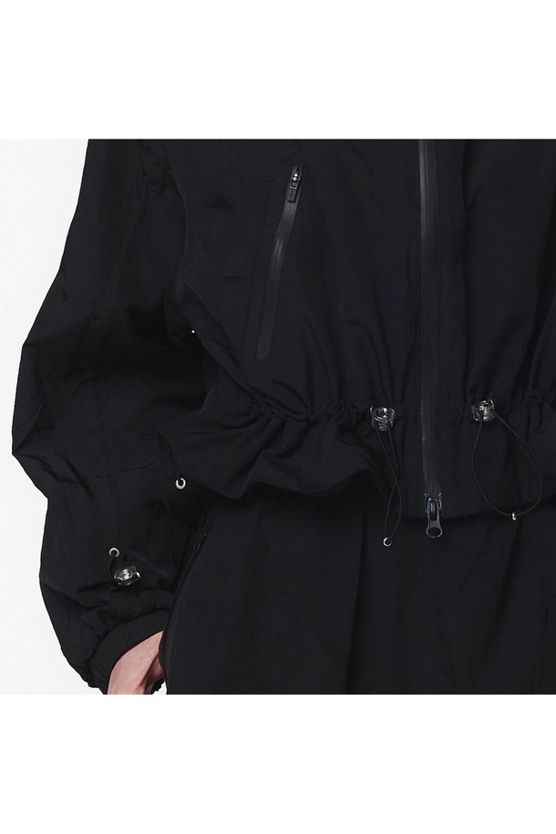 여성용 블랙 색상의 후디 셋업 긴팔 점퍼로, 스포티하고 캐주얼한 스타일을 연출합니다. 크롭 기장의 오버핏으로 제작되었으며, 나일론과 폴리에스테르 혼방 소재를 사용하여 부드러운 촉감을 자랑합니다. 후드, 더블 포켓, 백박스 포켓 등 오프로드 무드 디테일과 소매단/밑단 스토퍼 조절 기능이 특징이며, 봄, 가을 일상 및 아웃도어 활동에 적합합니다.
