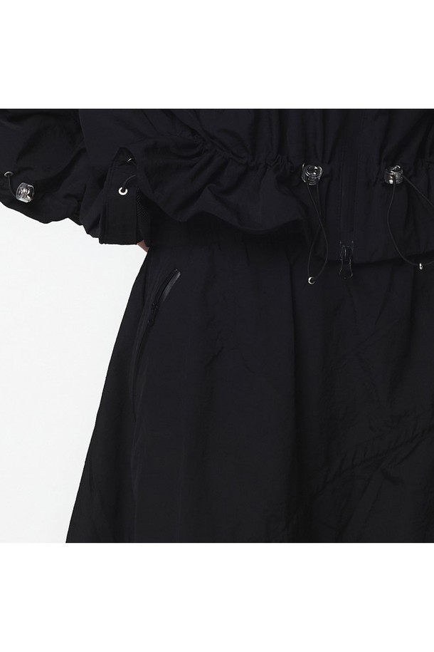 고밀도 나일론 원사로 제작되어 은은한 광택이 흐르는 여성 후디 점퍼 셋업 스커트입니다. 스포티하면서도 캐주얼한 무드를 연출하며, 뻣뻣한 촉감과 두꺼운 두께감으로 안정적인 핏을 선사합니다. A라인 스커트와 셋업으로 구성되었으며, 비대칭 스트링, 2중 포켓, 허리 전체 밴드 디테일이 특징입니다.
