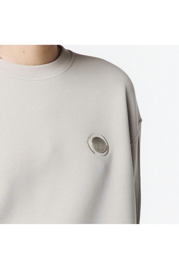 여성용 소매 배색 MTM 티셔츠는 캐주얼한 스타일을 연출하며, 컬러 블록 패턴과 탈착 가능한 앞면 원형 금속 장식이 특징입니다. 루즈핏에 라운드넥 디자인, 벌룬 소매와 뒷면 프린트 및 볼륨 자수로 포인트를 더했으며, 부드러운 촉감의 두꺼운 폴리에스터, 면, 폴리우레탄 혼방 소재로 봄, 가을에 적합합니다. 오트밀 색상의 긴소매 티셔츠로, 로고 자수 디테일까지 더해 완성도를 높였습니다.
