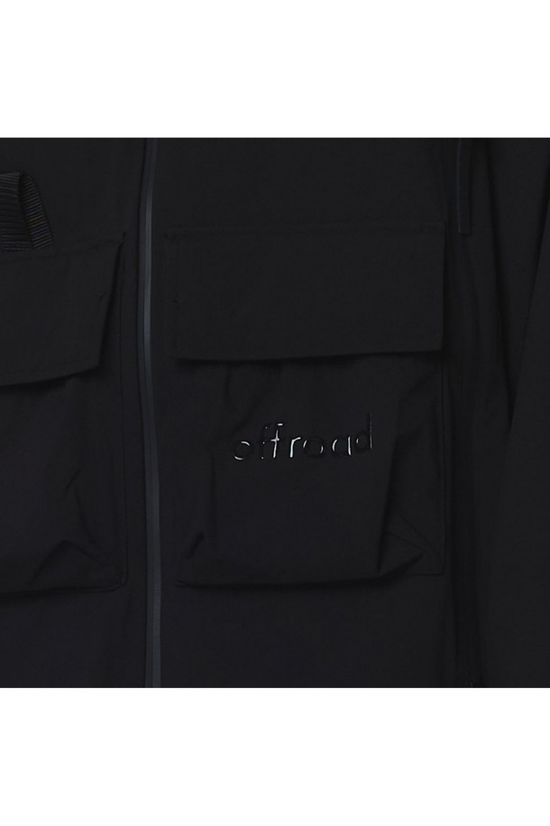 유니 3L 방수 셋업 점퍼 (블랙)_5LG1321은 아웃도어 활동과 일상에서 모두 활용 가능한 유니섹스 점퍼입니다. 블랙 컬러의 무지 디자인으로 어떤 스타일에도 쉽게 매치할 수 있으며, 릴랙스핏으로 편안한 착용감을 선사합니다. 3중 레이어 구조와 방수 기능, 하이넥 디자인으로 뛰어난 방수 및 방풍 기능을 제공하며, 봄, 가을, 겨울까지 폭넓게 착용 가능합니다. 등산룩, 캠핑룩, 겨울 데일리룩 등 다양한 TPO(Time, Place, Occasion)에 어울리며, 스포티, 캐주얼, 고프코어 스타일을 연출하기 좋습니다. 메쉬 안감 포켓, 벨트 스트랩, 등판 선그립, 이너 밑단 스트링 등 다양한 디테일이 돋보이는 두꺼운 두께감의 점퍼입니다.
