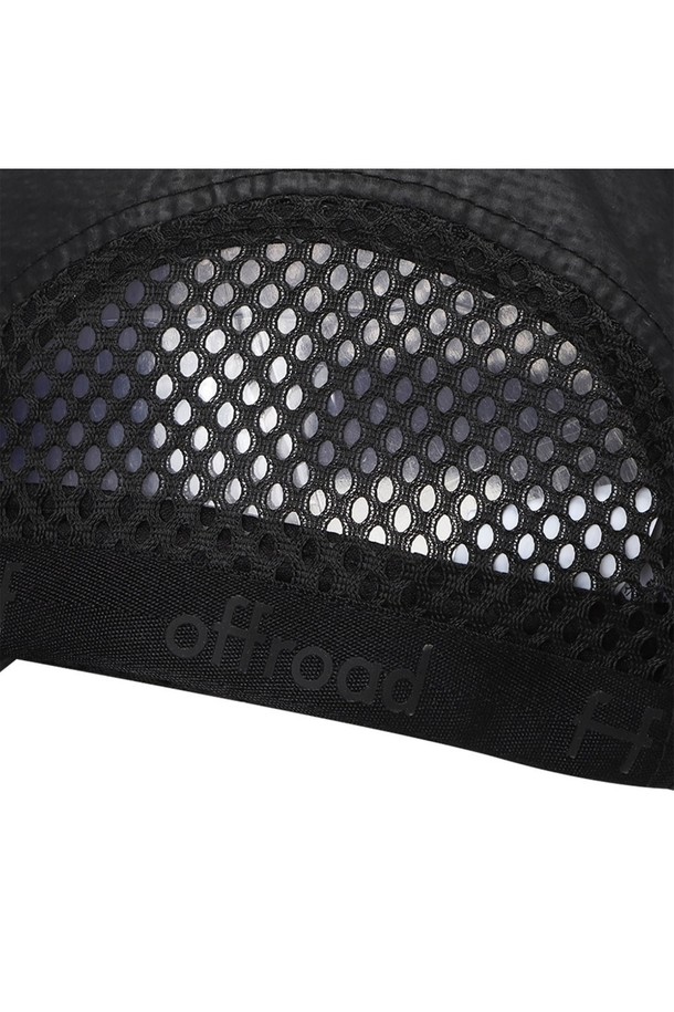 유니 메쉬 캡 (블랙)_5LG7411은 시어서커 원단의 은은한 광택이 돋보이는 유니섹스 메쉬캡입니다. 통기성이 뛰어난 사이드 메쉬 소재와 5패널 구조로 제작되어 쾌적한 착용감을 선사합니다. 모자 깊이 8.5cm, 챙 넓이 8cm로, 일상 및 캐주얼 스타일에 활용하기 좋습니다. 여행룩, 휴가룩과 같은 TPO에 어울리며, 미니멀하고 리조트한 스타일을 연출할 수 있습니다. 블랙 컬러로 어떤 옷에도 잘 어울려 데일리 아이템으로 손색없습니다.
