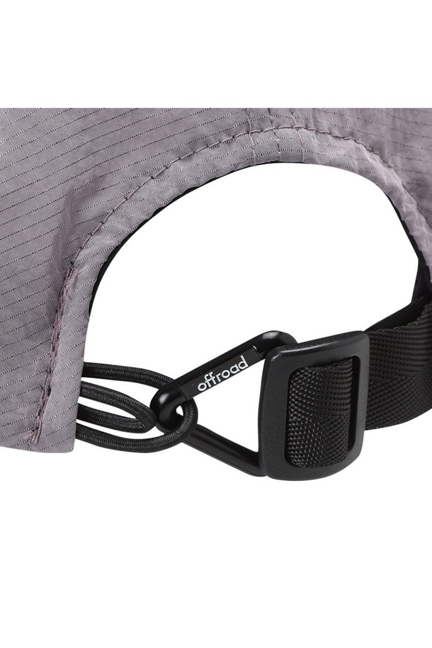 유니 리플렉트 5패널 캡 (라이트 퍼플)_5LG7413은 봄, 여름, 가을에 착용하기 좋은 유니섹스 캡모자입니다. 라이트 퍼플 색상의 나일론 소재로 제작되었으며, 5패널 디자인에 톤온톤 자수, 리플렉티브 디테일과 3M 반사 테이프가 특징입니다. 등산, 아웃도어 활동은 물론 일상에서도 활용하기 좋으며, 더블 스트랩과 삼각 카라비너 사이즈 조절 기능, 재귀반사 기능이 더해져 편안함과 안전성을 제공합니다.
