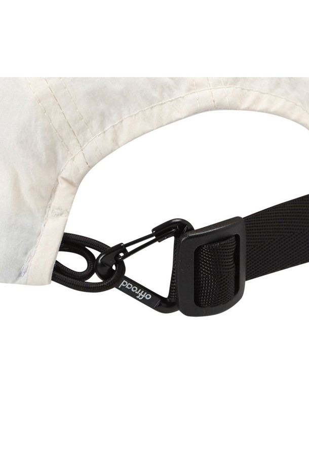 무지 디자인의 유니 패커블 캡(아이보리)_5LG7414는 하이킹, 아웃도어 활동에 적합하며 봄, 여름, 가을에 착용하기 좋습니다. 얇고 부드러운 나일론 소재로 제작되었으며, 2단 접이식 챙과 리플렉티브 로고, 삼각 카라비너 장식이 돋보입니다. 챙넓이는 9.5cm, FREE 사이즈(머리둘레 60cm)이며, 접이식 기능과 듀얼 스트랩으로 사이즈 조절이 가능하여 휴대와 착용이 편리한 남녀공용 캡모자입니다.
