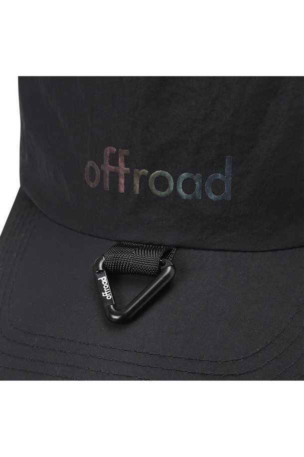 유니 카라비너 볼캡 (블랙)_5LG7415는 등산, 아웃도어, 일상에서 폭넓게 활용 가능한 유니섹스 볼캡입니다. 뛰어난 내구성을 자랑하는 나일론 소재로 제작되었으며, 봄, 여름, 가을 계절에 착용하기 좋습니다. 챙 넓이 15.5cm로 햇빛을 효과적으로 가려주며, 앞면 리플렉티브 로고 프린트와 트라이앵글 카라비너 디테일, 메탈 리벳 로고가 디자인의 포인트를 더합니다. 사이즈 조절 기능과 재귀반사 기능을 갖춰, 고프코어, 캐주얼, 스포티 스타일을 즐기는 고객에게 적합합니다. 듀얼 스트랩과 보강 원단 패치로 내구성을 높였습니다.
